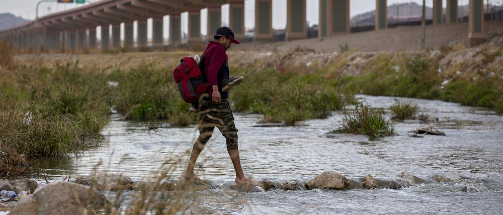 Ein Migrant durchquert den Rio Grande, um von Mexiko aus amerikanischen Boden zu erreichen und dort Asyl zu beantragen.