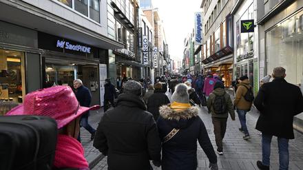 Menschen drängen sich in der Hohe Straße, der Einkaufsstrasse.