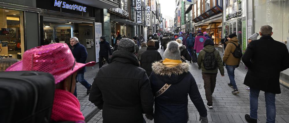 Menschen drängen sich in der Hohe Straße, der Einkaufsstrasse.