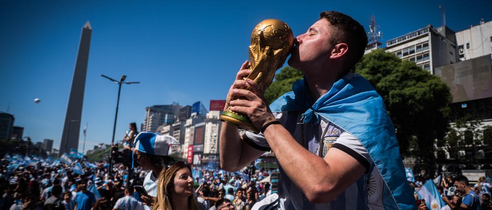 Argentinische Fans feiern in der Heimat den Titelgewinn.