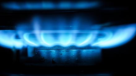 Eine Gasflamme erhitzt das Teewasser in einem Kochtopf.