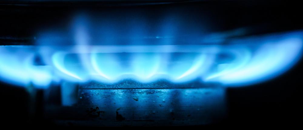 ARCHIV - 20.09.2022, Frankfurt/Main: Eine Gasflamme erhitzt am frühen Morgen das Teewasser in einem Kochtopf. In der Europäischen Union sollen die Großhandelspreise für Gas künftig unter bestimmten Umständen gedeckelt werden. (zu dpa «EU-Energieminister einigen sich auf Gaspreisdeckel») Foto: Frank Rumpenhorst/dpa +++ dpa-Bildfunk +++
