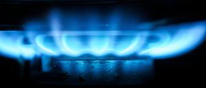 Eine Gasflamme erhitzt das Teewasser in einem Kochtopf.