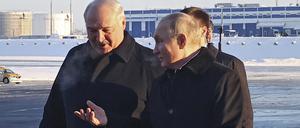 19.12.2022, Belarus, Minsk: Dieses von der staatlichen russischen Nachrichtenagentur Sputnik via AP veröffentlichte Foto zeigt Wladimir Putin (r), Präsident von Russland, der bei seiner Ankunft auf dem Nationalen Flughafen Minsk mit Alexander Lukaschenko, Präsident von Belarus, spricht. Foto: Sergey Karpukhin/Pool Sputnik Kremlin via AP/dpa - ACHTUNG: Nur zur redaktionellen Verwendung im Zusammenhang mit der aktuellen Berichterstattung und nur mit vollständiger Nennung des vorstehenden Credits +++ dpa-Bildfunk +++