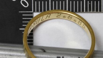 Mutmaßlich ein Ehering: Wer kennt eine Ursula, die am 2. August 1985 geheiratet hat?