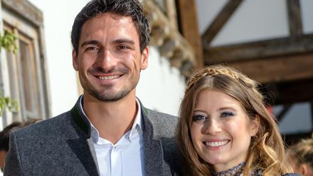 ARCHIV - 23.09.2017, Bayern, München: Fußballspieler Mats Hummels kommt mit seiner damaligen Frau Cathy Hummels auf dem Oktoberfest ins Käferzelt.