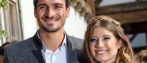 ARCHIV - 23.09.2017, Bayern, München: Fußballspieler Mats Hummels kommt mit seiner damaligen Frau Cathy Hummels auf dem Oktoberfest ins Käferzelt.