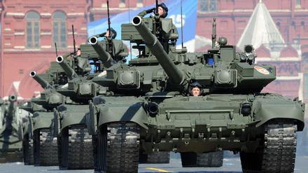 Eine Kolonne russischer T-90-Panzer rollt während der Parade zum Tag des Sieges am 9. Mai 2013 auf dem Roten Platz in Moskau. 