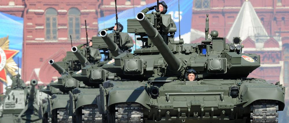 Eine Kolonne russischer T-90-Panzer rollt während der Parade zum Tag des Sieges am 9. Mai 2013 auf dem Roten Platz in Moskau. 