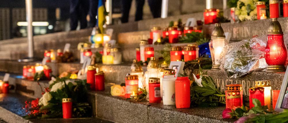 Berlin: Kerzen stehen auf einer Treppe am Rande der Gedenkveranstaltung zum Terroranschlag auf dem Breitscheidplatz 2016. Der Tag des Anschlags, bei dem 13 Menschen getötet wurden, jährt sich zum sechsten Mal.