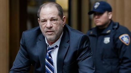 Harvey Weinstein verlässt die Verhandlung im Prozess wegen Vergewaltigung und sexueller Nötigung an einem New Yorker Gericht.
