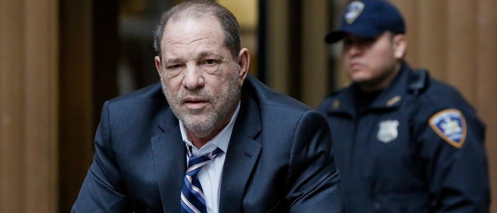 Harvey Weinstein verlässt die Verhandlung im Prozess wegen Vergewaltigung und sexueller Nötigung an einem New Yorker Gericht.