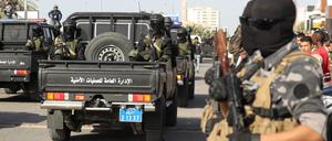 Libysche Sicherheitskräfte, die dem Interimspremierminister Abdelhamid Dbeibah in Tripolis angehören, nehmen am 17. Dezember 2022 in der nordwestlichen Stadt Misrata an einer Parade zum sechsten Jahrestag der „Befreiung von Sirte“ von der Gruppe Islamischer Staat (IS) teil.