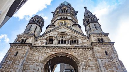 31.08.2020, Berlin: Die Türme der Kaiser-Wilhelm-Gedächtnis-Kirche ragen in den Himmel. Das bekannte Bauwerk feiert sein 125-jähriges Bestehen. Bei einem Pressegespräch wurde das Programm vorgestellt. Foto: Paul Zinken/dpa +++ dpa-Bildfunk +++