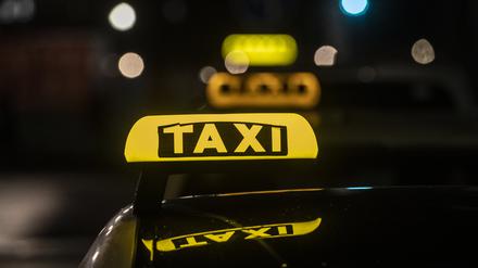 20.12.2022, Berlin: Taxis stehen am Hauptbahnhof in Berlin. Taxifahren in Berlin ist am Dienstag (20.12.2022) im Durchschnitt 20 Prozent teurer geworden. Foto: Paul Zinken/dpa +++ dpa-Bildfunk +++