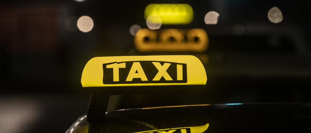 20.12.2022, Berlin: Taxis stehen am Hauptbahnhof in Berlin. Taxifahren in Berlin ist am Dienstag (20.12.2022) im Durchschnitt 20 Prozent teurer geworden. Foto: Paul Zinken/dpa +++ dpa-Bildfunk +++