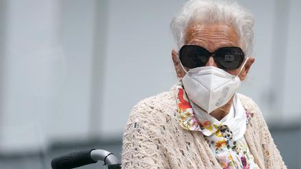 Die 97 Jahre alte Angeklagte Irmgard F. sitzt zu Beginn des Verhandlungstages im Gerichtssaal.