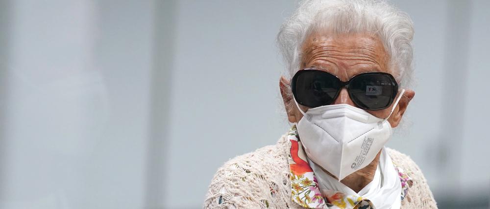 Die 97 Jahre alte Angeklagte Irmgard F. sitzt zu Beginn des Verhandlungstages im Gerichtssaal.