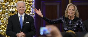 Jill Biden, First Lady der USA, spricht neben Joe Biden, Präsident der USA, während eines Chanukka-Empfangs im großen Foyer des Weißen Hauses.