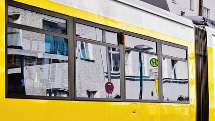 Eine Straßenbahn an der Haltestelle Buschallee. (Symbolbild)