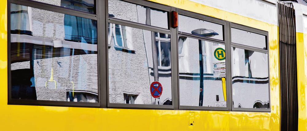 Eine Straßenbahn an der Haltestelle Buschallee. (Symbolbild)