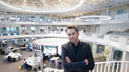 Marcus Bornheim, Chefredakteur ARD-aktuell, steht im Newsroom von ARD-aktuell auf dem NDR-Gelände.