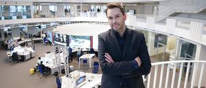 Marcus Bornheim, Chefredakteur ARD-aktuell, steht im Newsroom von ARD-aktuell auf dem NDR-Gelände.