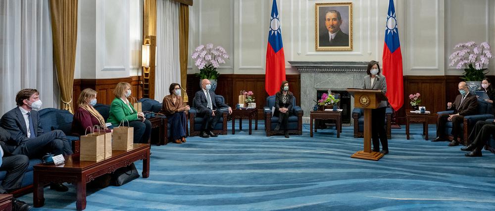 Taiwans Präsidentin Tsai Ing-wen spricht während des Treffens mit der von Anna-Michelle Asimakopoulou (links neben Tsai) geführten EP-Delegation.