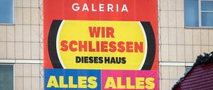 An der Fassade der Galeria Kaufhof in Halle hängt ein großes Transparent. Das Kaufhaus schließt zum Jahresende.