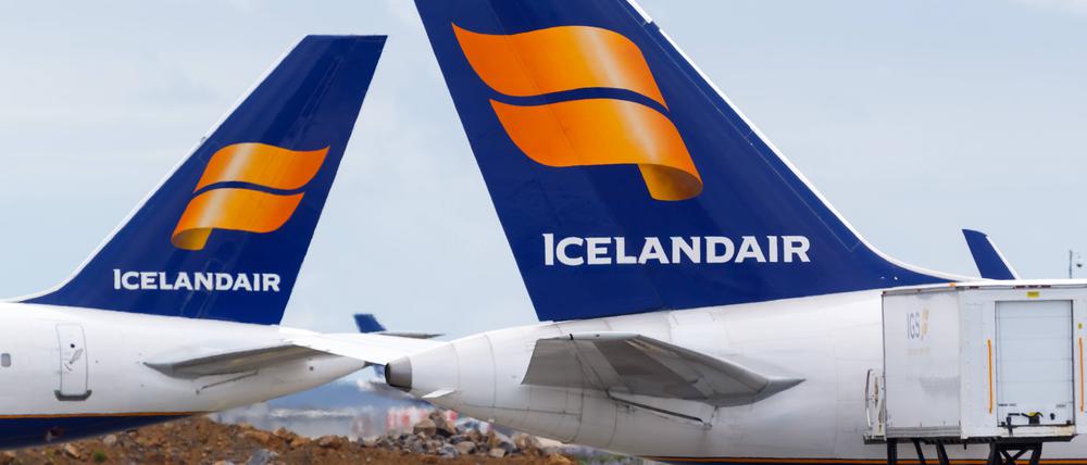 Leitwerke von Boeing Flugzeugen der Icelandair auf dem Flughafen Reykjavik Keflavik (KEF) in Island.
