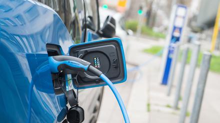 Der Ladestrom für Elektrofahrzeuge kann je nach Anbieter und Tarif bis zu 70 Cent pro kWh kosten.