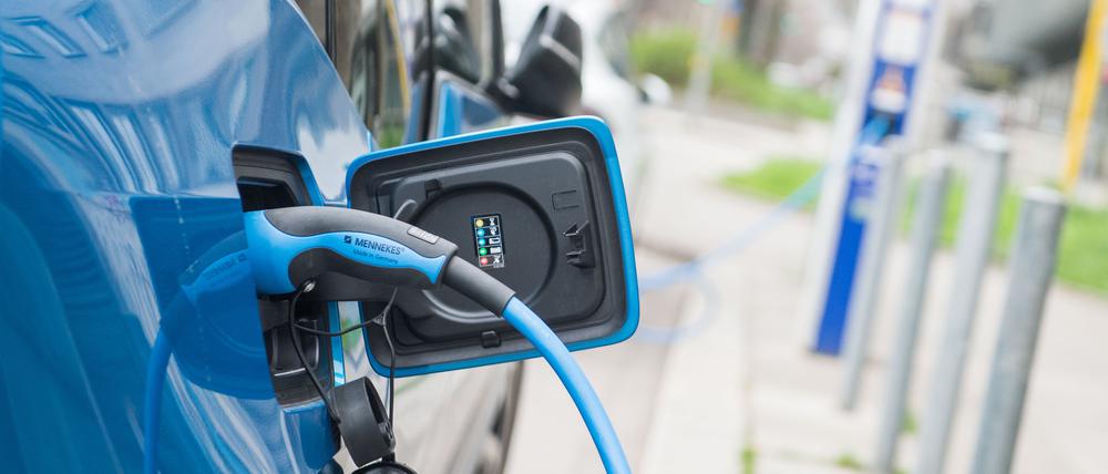 Der Ladestrom für Elektrofahrzeuge kann je nach Anbieter und Tarif bis zu 70 Cent pro kWh kosten.
