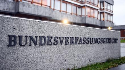 20.12.2022, Baden-Württemberg, Karlsruhe: Außenaufnahme des Bundesverfassungsgericht. Am 20.12.2022 will der Erste Senat  zu weitgehender Datenanalyse bei der Polizei verhandeln. Es geht dabei um neue Ermittlungsmethoden der Polizei per automatisierter Datenauswertung. Foto: Uli Deck/dpa +++ dpa-Bildfunk +++