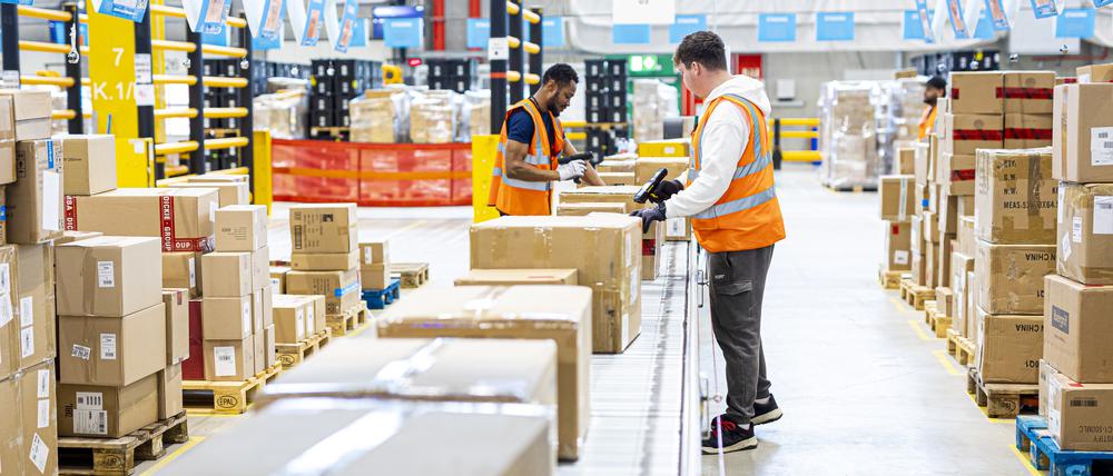 Pakete fahren im neuen Logistikzentrum des Onlineversandhändlers Amazon in Helmstedt über ein Fließband.