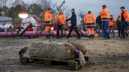 Auf der Baustelle an der ehemaligen Friedenthaler Schleuse liegen zwei entschärfte Weltkriegsbomben.