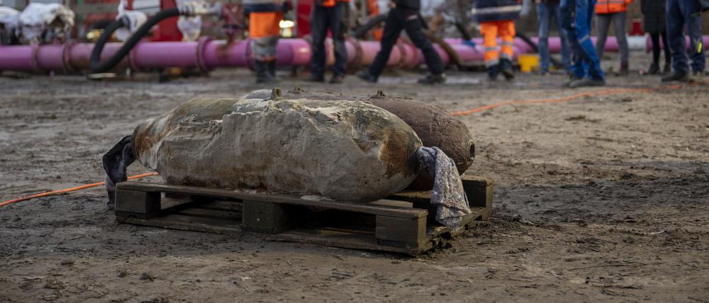 Auf der Baustelle an der ehemaligen Friedenthaler Schleuse liegen zwei entschärfte Weltkriegsbomben.