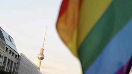 Eine Pride-Flagge in Berlin. (Symbolbild)