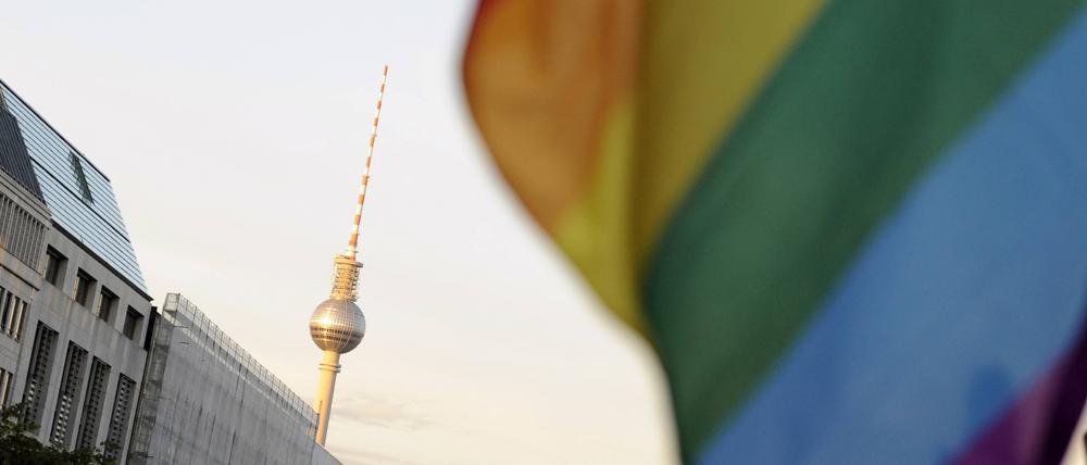 Eine Pride-Flagge in Berlin. (Symbolbild)