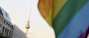 Schwule und Lesben versammeln sich zum Gedenken der Opfer des Anschlags auf den Homosexuellen-Klub PULSE in Orlando vor dem in Regenborgenfarben angestrahlten Berliner Brandenburger Tor.
