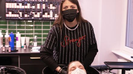Zeinab Ch. im Friseursalon Madame K. in Neukölln.
