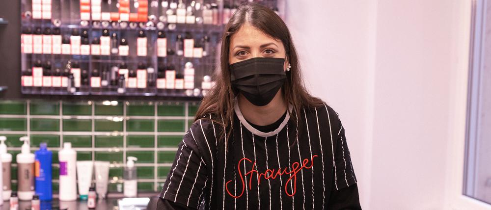 Zeinab Ch. im Friseursalon Madame K. in Neukölln.