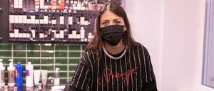 Zeinab Ch. im Friseursalon Madame K. in Neukölln.