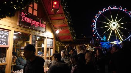 Verkaufsstand Feuerzangenbowle auf dem Weihnachtsmarkt am Roten Rathaus. Berlin, 02.12.2022