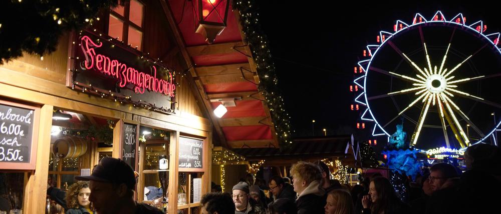 Verkaufsstand Feuerzangenbowle auf dem Weihnachtsmarkt am Roten Rathaus. Berlin, 02.12.2022