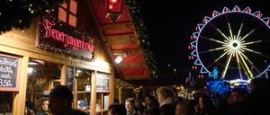 Verkaufsstand Feuerzangenbowle auf dem Weihnachtsmarkt am Roten Rathaus. Berlin, 02.12.2022