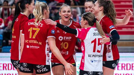 Nur am jubeln. Die Potsdamer Volleyballerinnen gewannen bislang alle ihre Ligaspiele.