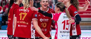 Nur am jubeln. Die Potsdamer Volleyballerinnen gewannen bislang alle ihre Ligaspiele.