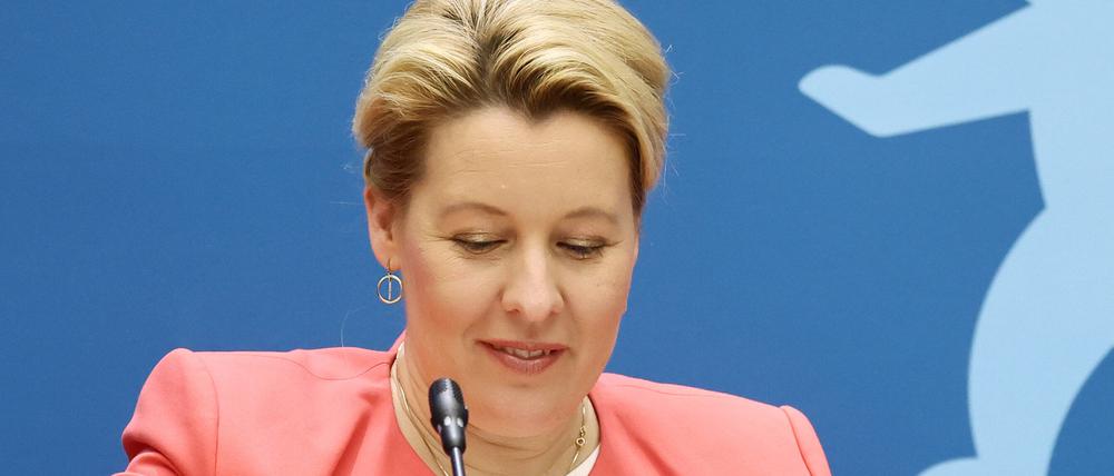 Die Regierende Bürgermeisterin Franziska Giffey und die Senatorin für Umwelt, Mobilität, Verbraucher- und Klimaschutz Bettina Jarasch während einer Senatspressekonferenz im Roten Rathaus in Berlin.