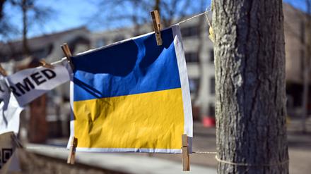 Eine kleine Fahne in den Farben der Ukraine hängt vor der Bauhaus-Universität Weimar. 2022 sind deutlich mehr unbegleitete minderjährige Flüchtlinge in Thüringen angekommen als 2021.