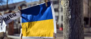 Eine kleine Fahne in den Farben der Ukraine hängt vor der Bauhaus-Universität Weimar. 2022 sind deutlich mehr unbegleitete minderjährige Flüchtlinge in Thüringen angekommen als 2021. 